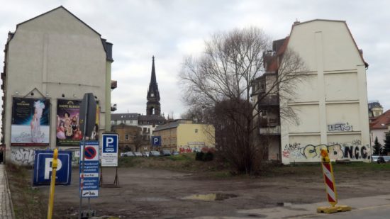 Die Fläche wird häufig von Reisebussen genutzt. Vor Weihnachten gab es hier einen Nadelbaumverkauf.