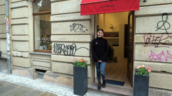 Lea Aida Vilbrandt vor ihrem Salon "LAV Beauty" auf der Pulsnitzer Straße.