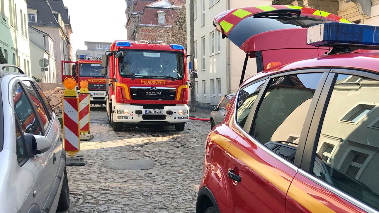 Einsatzfahrzeuge der Feuerwache Albertstadt waren vor Ort. Foto: Roland Halkasch