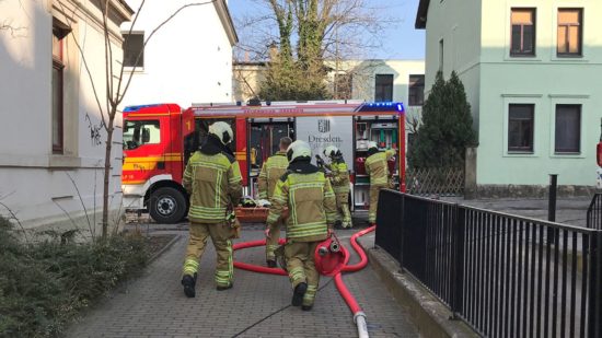 Einsatzfahrzeuge der Feuerwache Albertstadt waren vor Ort. Foto: Roland Halkasch