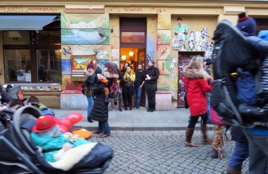 Hostelbesucher freuen sich über den Faschingsumzug.