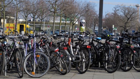 Fahrräder vor dem Neustädter Bahnhof