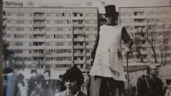 Siegfried Hellmuth als Stelzenläufer zur Faschingsfeier seines Betriebs in Dresden. Er lernte die Kunst von einem Kollegen, der im Zirkus groß geworden war. 