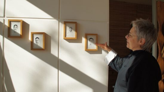 Evelyne Henze zeigt die Linie ihrer Großmeister. Das Wissen wird mündlich weiter gegeben und jährlich geprüft. Als Zertifikat gilt ein Foto, auf dem man mit dem Meister abgebildet ist. 