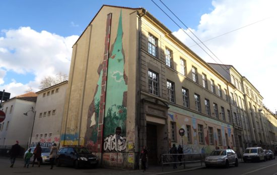 15. Grundschule an der Görlitzer Straße. Für die Brandmauer soll es einen künstlerischen Wettbewerb geben.