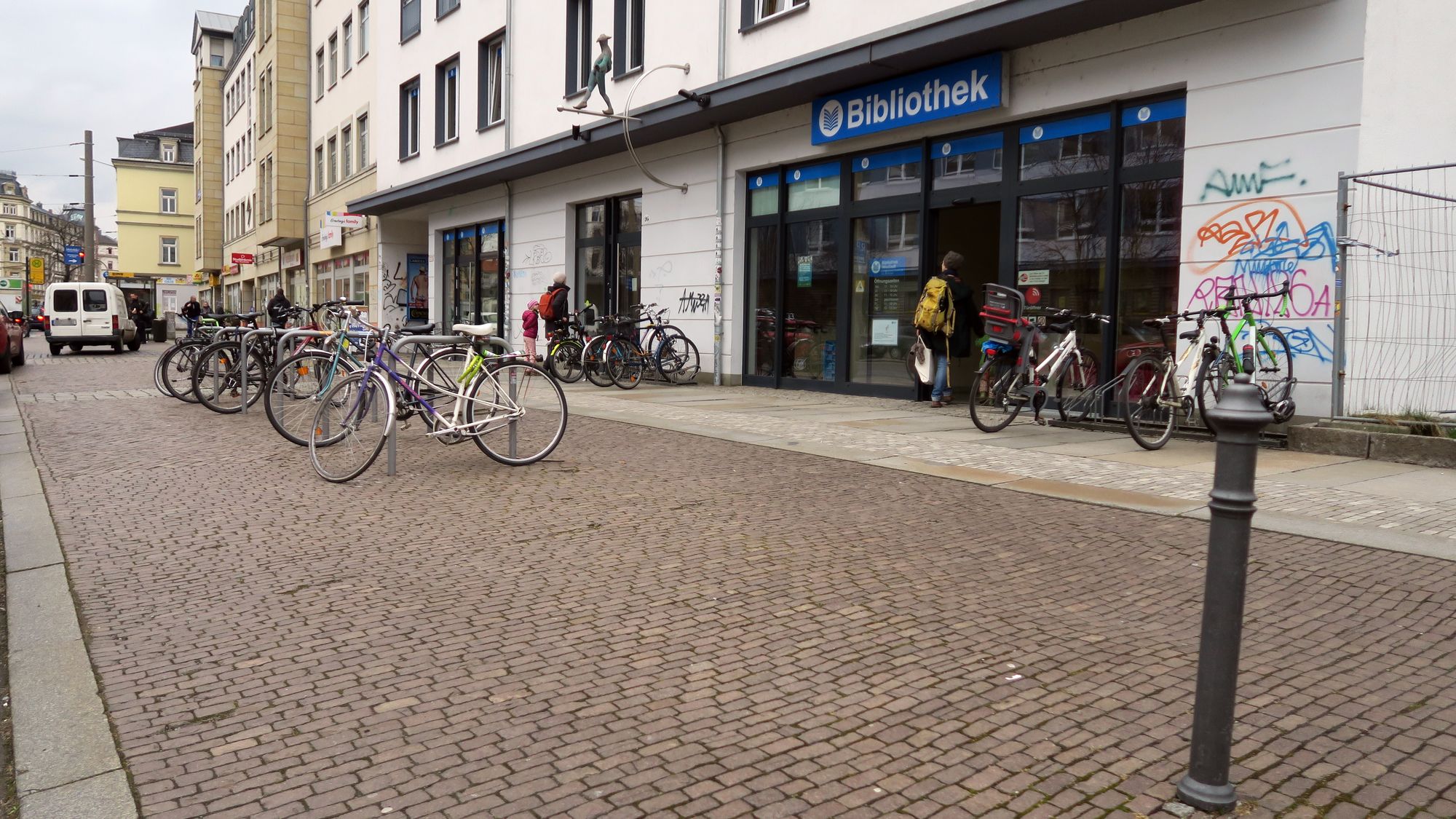 Vor der Bibliothek werden heute Stolpersteine verlegt.