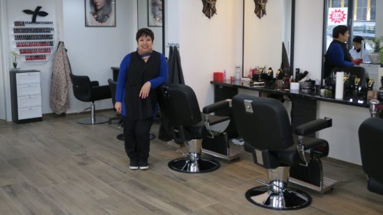 Hoa Nguyen in ihrem nigelnagelneuen Salon auf der Alaunstraße