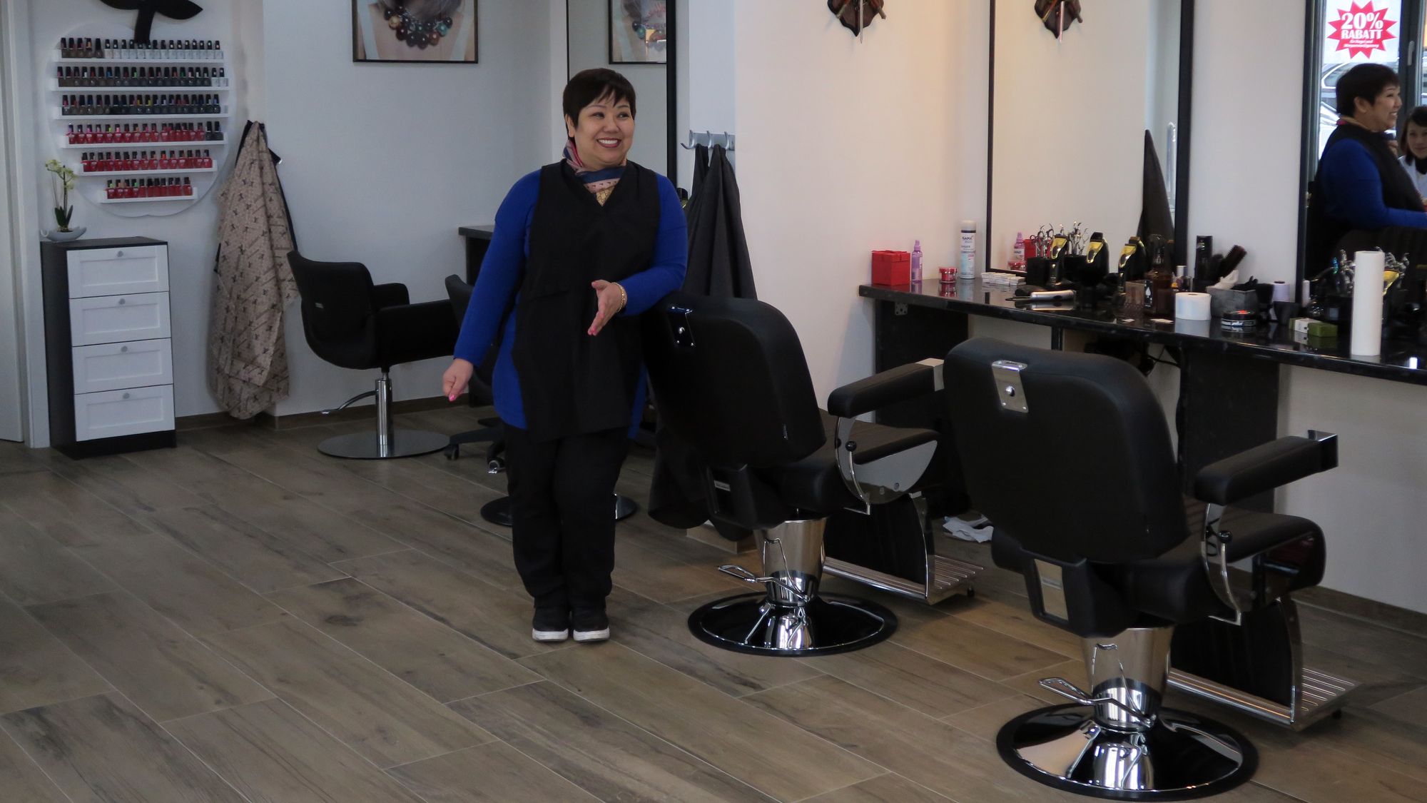 Hoa Nguyen in ihrem nigelnagelneuen Salon auf der Alaunstraße