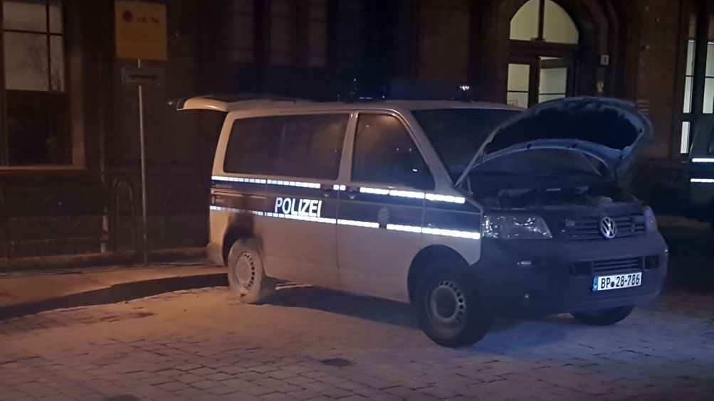 Angezündetes Polizeiauto - Foto: Bundespolizei