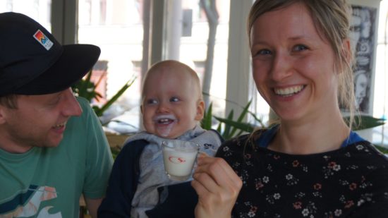 Familientreffpunkt Essebielle. Die Kleinsten lieben ihren Kinderkaffee aus geschäumter Milch