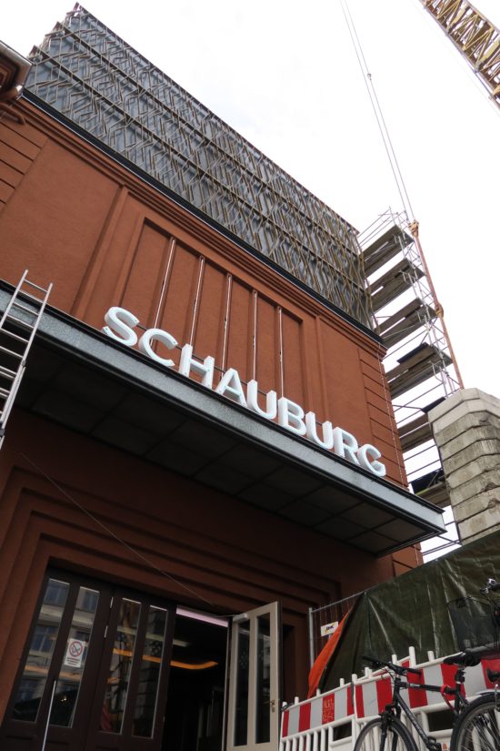 Schauburg mit neuem Aufbau. Die Lüftungsaufbauten werden noch getarnt.