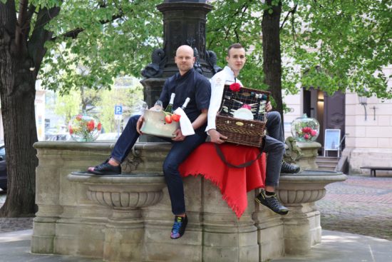 Sternekoch Stephan Mießner und sein Kollege Leonhard Tschernjawski haben am  Rebekka-Brunnen hinter der Dreikönigskirche schon mal ein bisschen Picknick probiert. Am Sonnabend werden sie für kulinarische Überraschungen sorgen.