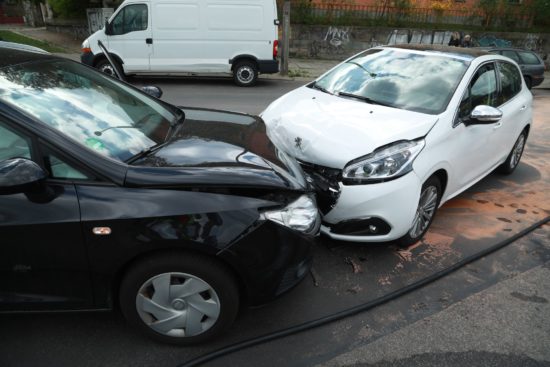 Zwei Kleinwagen stießen zusammen. Foto: Roland Halkasch