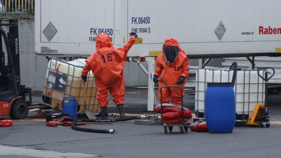 Feuerwehrleute binden die ausgelaufene Flüssigkeit. Foto: Roland Halkasch