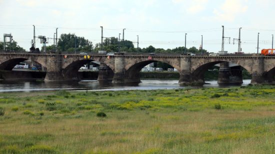 Ein Mann strandete am Mittelpfeiler der Marienbrücke.