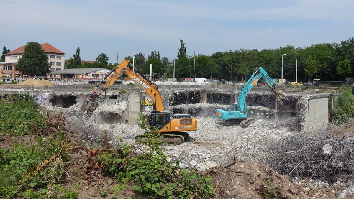 Die großflächige Tiefgarage muss dem geplanten Hotelneubau weichen. Foto: W. Schenk