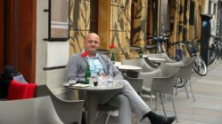 Autor und Journalist Thomas Bärsch vor seinem Lieblings-Café Combo