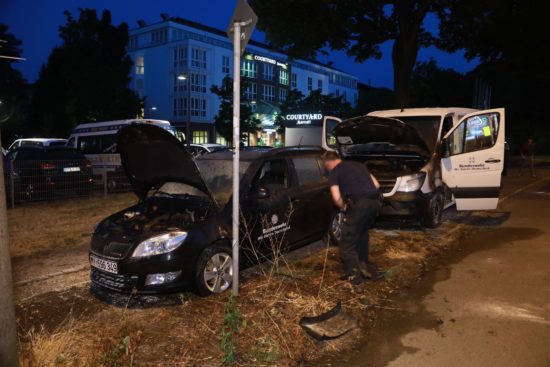 Ausgebrannte Autos an der Stauffenbergallee - Fotos: Roland Halkasch