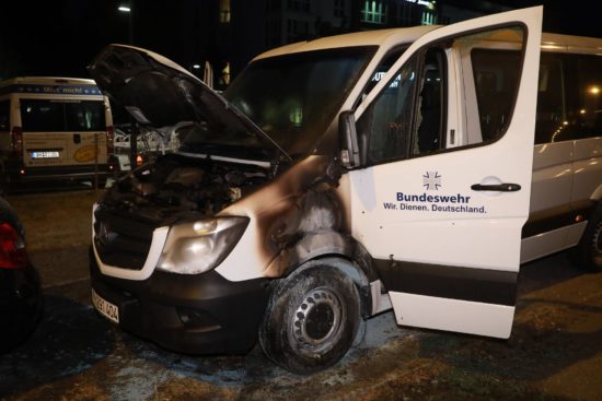 Ausgebrannte Autos an der Stauffenbergallee - Fotos: Roland Halkasch