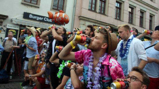 Flunky-Ball: die Jungs mit Dosenbier