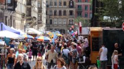 Martin-Luther-Platz zur Mittagsstunde