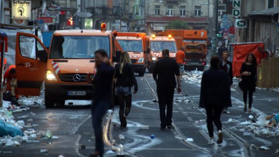 Mit einem Großaufgebot beseitigte die Stadtreinigung jeden Morgen die Müllberge