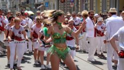 Die Abschlussparade der Sambatrommler und -Tänzer am Sonntag.