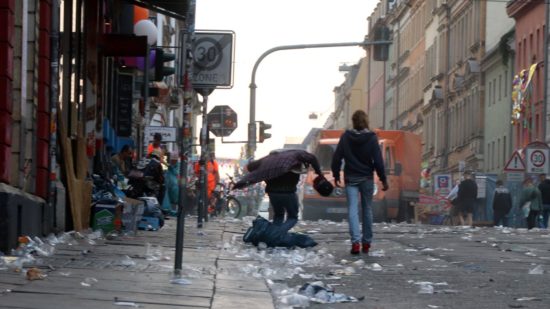 Beherzt springt der junge Mann auf einen prallen Mülleutel, bis er platzt.