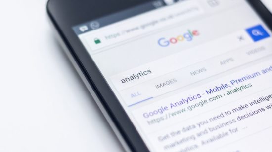 Google bezieht in sein Ranking auch die Geschwindigkeit des Seitenaufbaus für mobile Seiten mit ein.