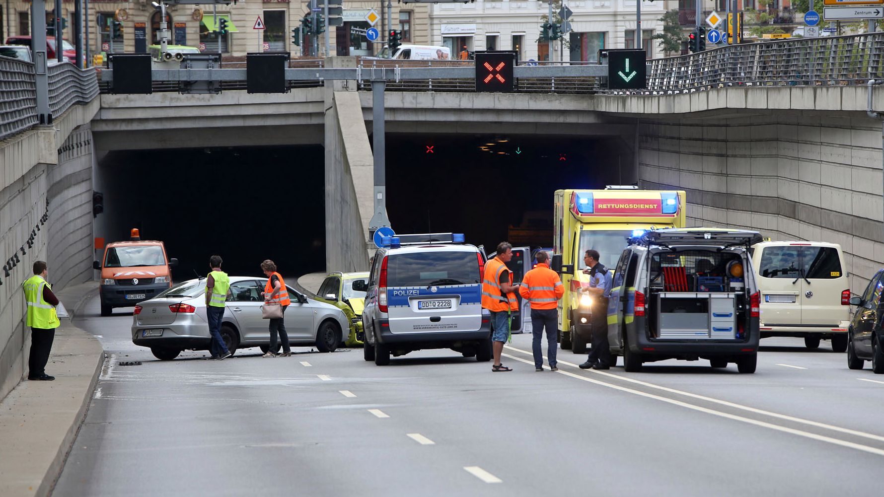 Unfall im Waldschlößchentunnel. Foto: Roland Halkasch