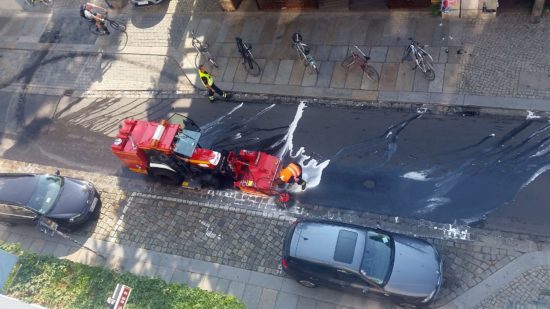 Die Feuerwehr putzt die Alaunstraße wieder blank.