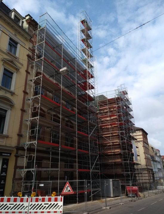 Gerüsthochbau an der Louisenstraße für eine Mobilfunkantenne.