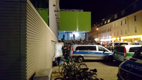 Polizeieinsatz an der Treppe der Turnhalle an der Alaunstraße