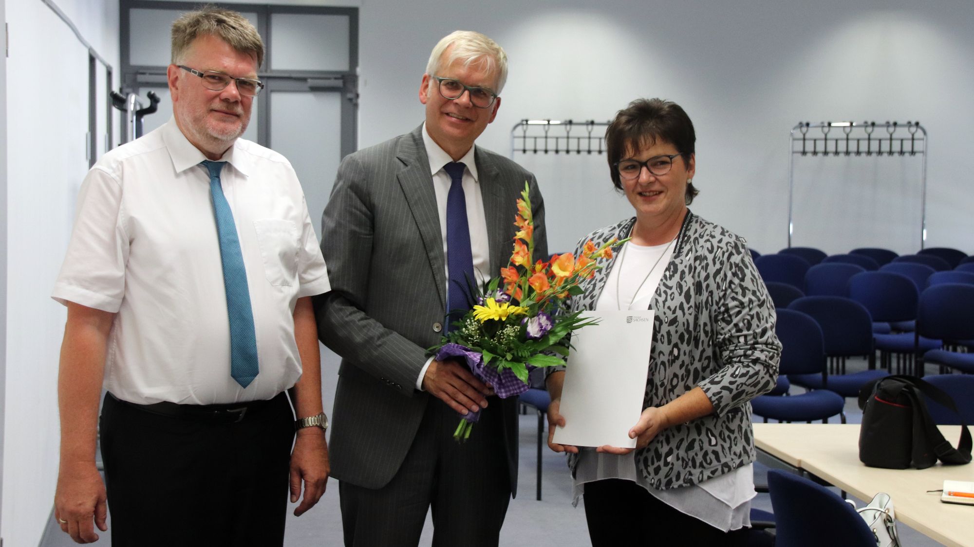 Bildungsbürgermeister Hartmut Vorjohann, Abteilungsleiter Schulen im Landesamt für Schule und Bildung, Uwe Dreske und Schulleiterin Angelika Guder