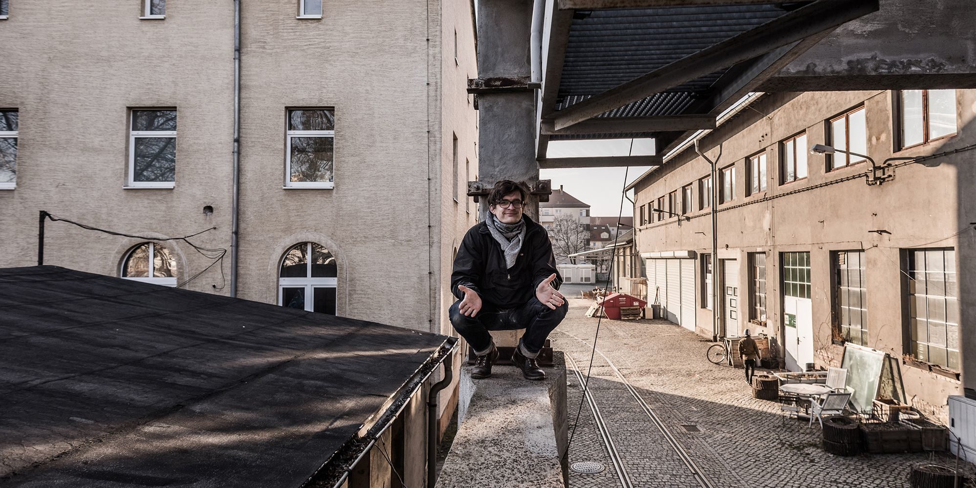 Marco Wildner und das Haus Sieben (rechts im Bild) im Jahre 2015. Das Gebäude links im Bild ist schon abgerissen. Foto:  Thomas Schlorke