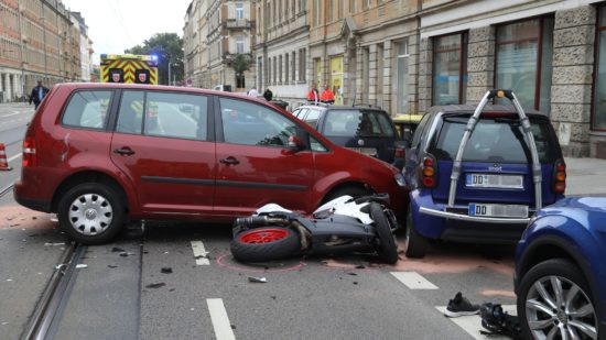 Die Straße wurde für die Unfallaufnahme vorübergehend gesperrt.