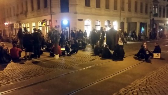 Feministische Platzbesetzung an der schiefen Ecke. Foto: Gehilfe Oph