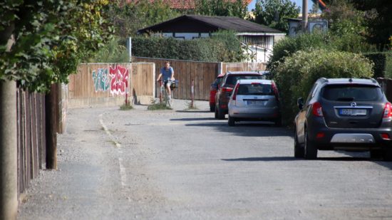 Lang ist der Weg, aber schon lange keine Trift mehr, sondern ein Weg durch die Kleingärten