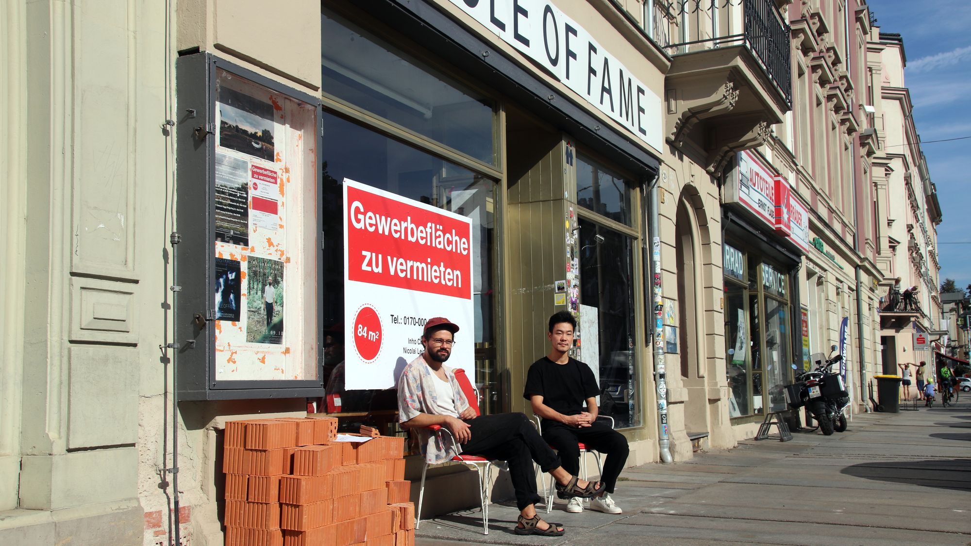 Nicolai Leicher und Inho Choi vor dem "Hole of Fame"