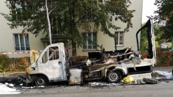 Ausgebranntes Wohnmobil auf der Charlottenstraße.