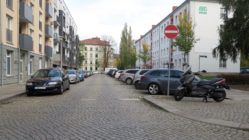 Auf der Tieckstraße künftig nur Parkschein oder -Ausweis parken.