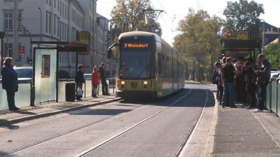 Idee aus der Infoveranstaltung: Haltestelle nach Süden verlegen.