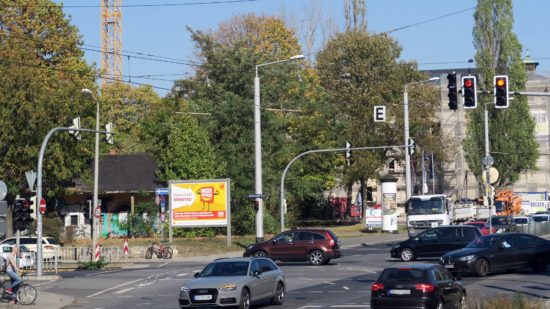 Eine Kreuzung mit vielen Verkehrsteilnehmern.