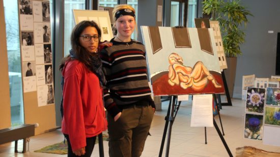 Nachwuchskünstlerinnen Marie und Clara aus der 13. Klasse der Waldorfschule