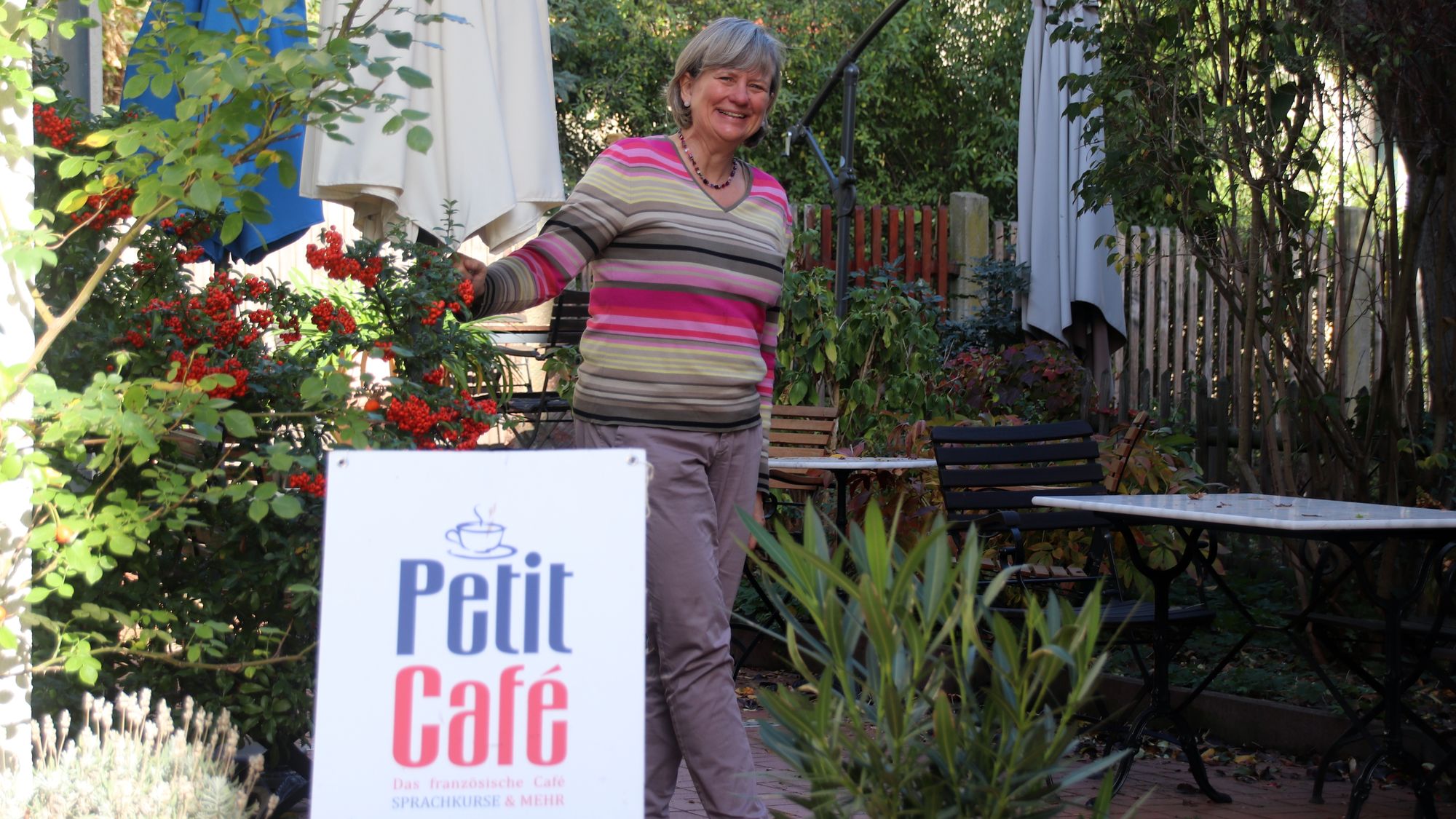 Kleiner Backofen im kleinen Café - petit four dans le petit café