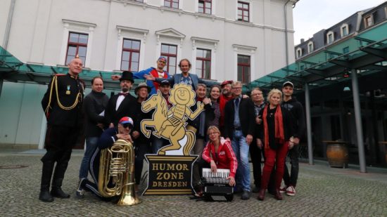 Komiker-Gruppe vor dem Kleinen Haus.