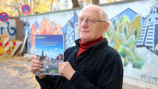 Joachim Schuster mit dem neuen Buch.