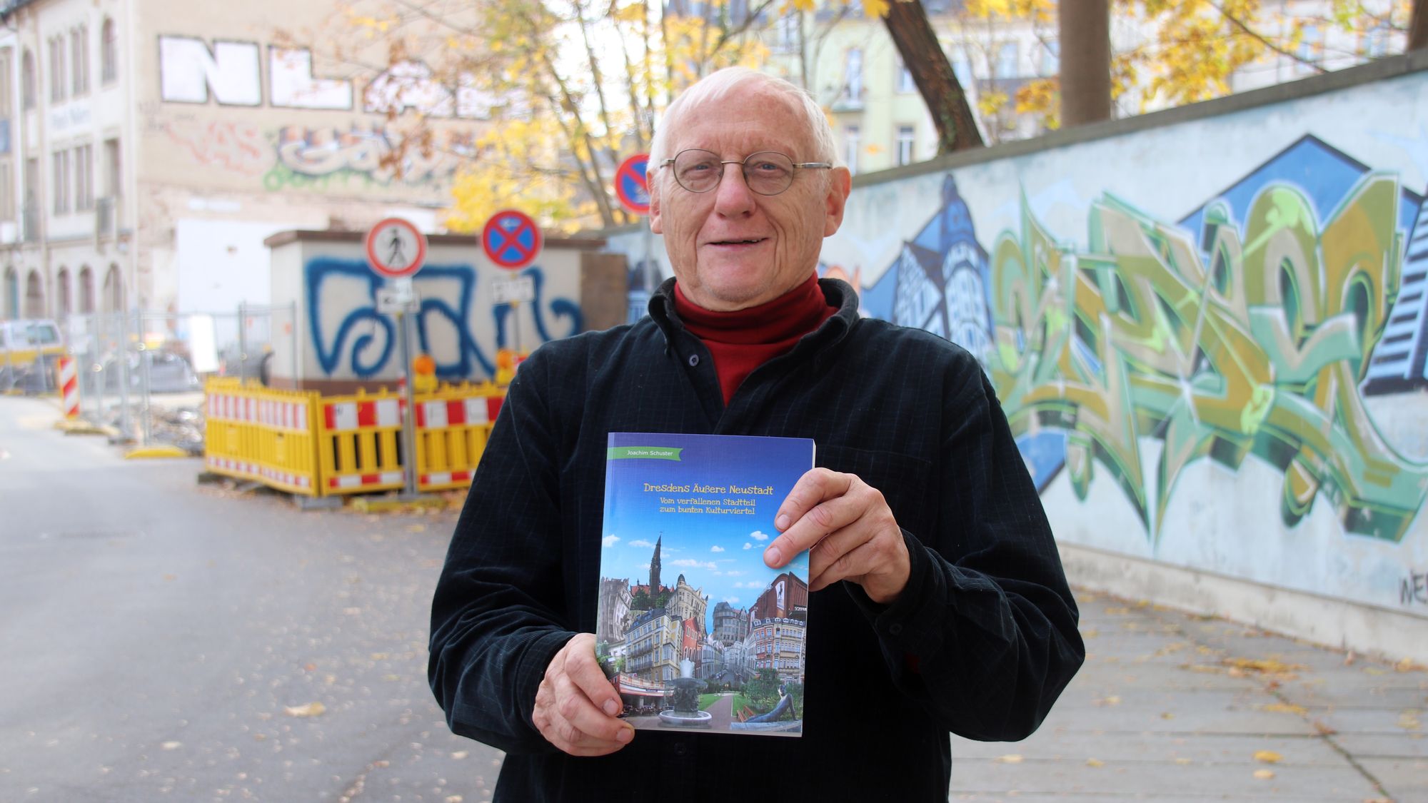 Joachim Schuster mit dem neuen Buch.