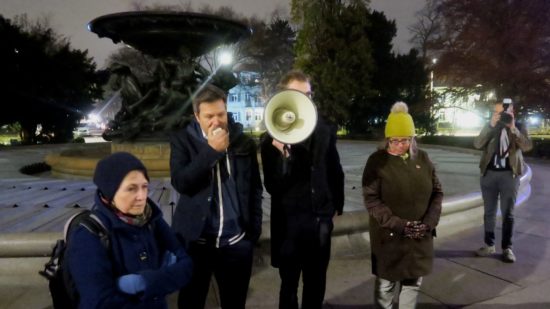 Vor stürmischen Wogen: Robert Habeck, Ulla Wacker und Valentin Lippmann hinter dem Mefafon.