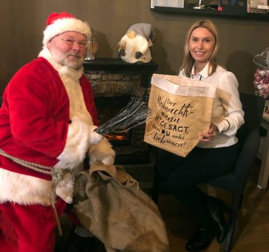 Weihnachtsmann und Apfel-&-Bäckchen-Chefin Anja Beckert. Foto: HLA